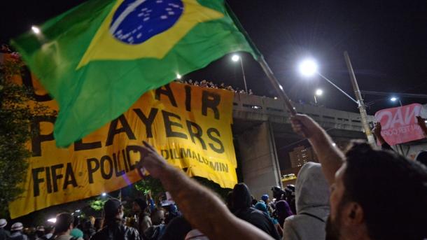 Brasileños vuelven a salir a calles de Sao Paulo